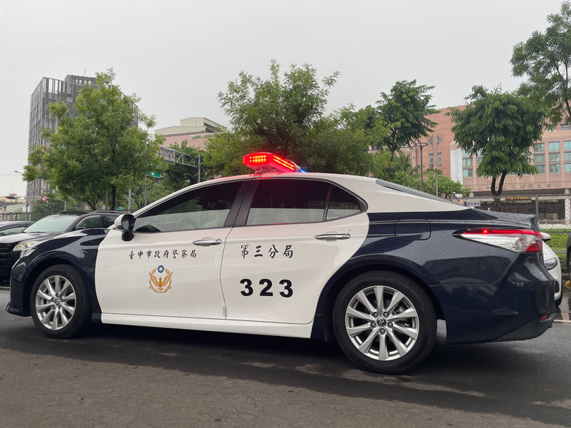 台中市有警車未依規定禮讓行人,畫面遭民眾拍下貼上網。台中市第三警分局19日表示,經檢視畫面,確定為分局警備隊所屬車輛(圖),將依規定就駕車員警違規行為開罰,並予以行政懲處。(民眾提供)中央社記者趙麗妍傳真 112年5月19日