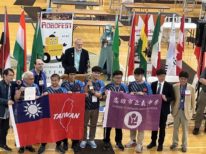 高雄市正義中學機器人校隊以台灣區冠軍資格參加2023 Robofest機器人大賽，在「GAME主題賽」高級組勇奪冠軍，展現科技教育成果與實力，也讓國際認識台灣。（高雄市教育局提供）中央社記者洪學廣傳真  112年5月19日