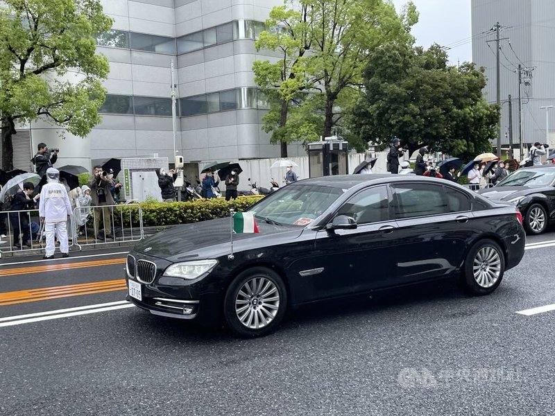 七大工業國集團（G7）日本峰會即將登場，各國領導人及代表們19日齊聚日本廣島，在參訪廣島和平紀念資料館後前往會場。圖為義大利代表團的車輛駛往會場。中央社記者楊明珠廣島攝  112年5月19日