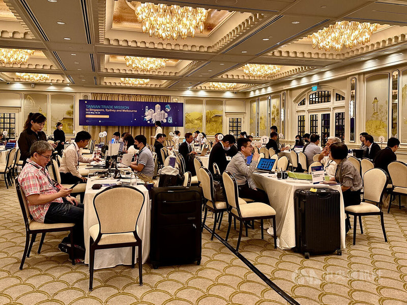 外貿協會率25家台灣業者19日在新加坡舉辦洽談會，瞄準高所得先進市場。中央社記者侯姿瑩新加坡攝  112年5月19日