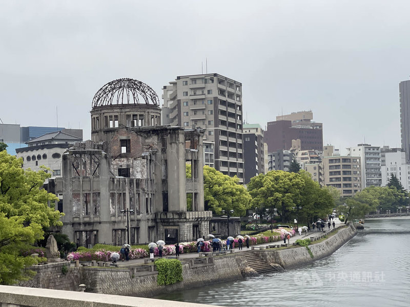 七大工業國集團（G7）領袖高峰會19日在日本廣島登場。上午領袖等參訪廣島和平紀念資料館。此館一旁有原爆圓頂館。78年前經歷原爆轟炸殘留部分骨架，尤其是圓頂，相當醒目。中央社記者楊明珠廣島攝 112年5月19日