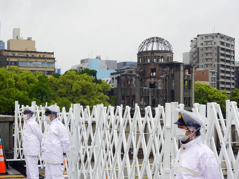 七大工業國集團（G7）領袖高峰會19日在日本廣島登場，廣島和平紀念資料館及一旁的原爆圓頂館警方戒備森嚴。中央社記者楊明珠廣島攝 112年5月19日