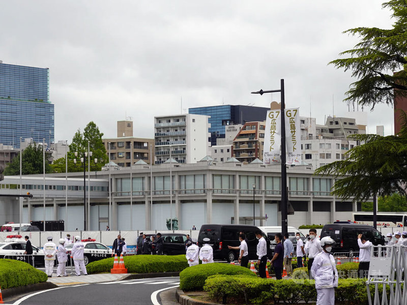 七大工業國集團（G7）領袖高峰會19日在日本廣島登場，廣島和平紀念資料館（原爆資料館）戒備森嚴，之前已用白幕將玻璃全圍住。中央社記者楊明珠廣島攝 112年5月19日