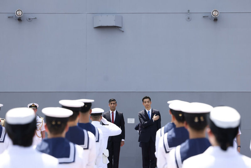 英國首相蘇納克18日在東京參訪橫須賀海軍基地、登上「出雲號」驅逐艦。（英國首相府提供）中央社記者陳韻聿倫敦傳真  112年5月19日