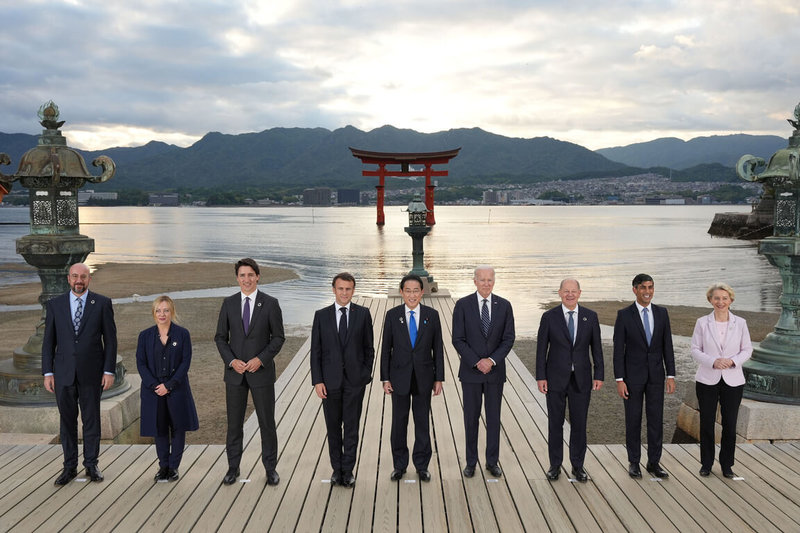 G7領袖峰會首日19日針對全球經濟、烏克蘭局勢進行討論。傍晚前往世界遺產嚴島神社的宮島。晚上在宮島的一家旅館共進晚餐，也討論核武裁軍的議題。（日本政府提供）中央社記者楊明珠廣島傳真  112年5月19日