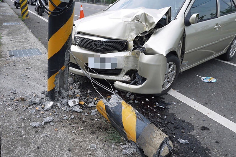 嘉義縣陳姓老翁19日駕車行經中埔鄉司同公路，疑因高血壓引起頭暈，導致車輛偏離車道、直接撞斷對向電線桿，所幸陳姓老翁在送醫治療後已暫無大礙。（警方提供）中央社記者黃國芳傳真  112月5月19日