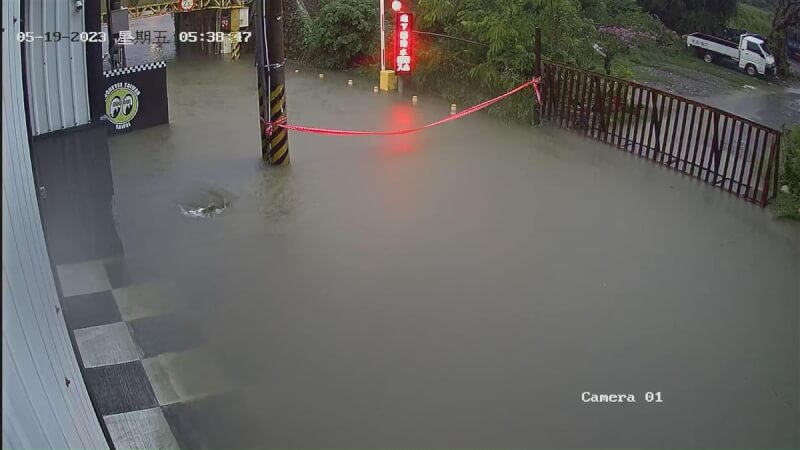 新竹地區自19日凌晨起持續強降雨，造成多處路面及地下道嚴重積淹水，有民眾分享自家店面前的道路及一旁的地下道已被水淹沒。（民眾提供）中央社記者魯鋼駿傳真 112年5月19日