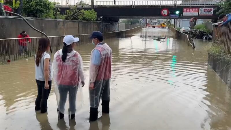 新竹市自19日凌晨起持續降雨，新竹市政府表示，雨勢已超過市內的排水系統負荷，造成轄內包括護城河周邊及多處地下道積淹水。（新竹市政府提供）中央社記者魯鋼駿傳真 112年5月19日