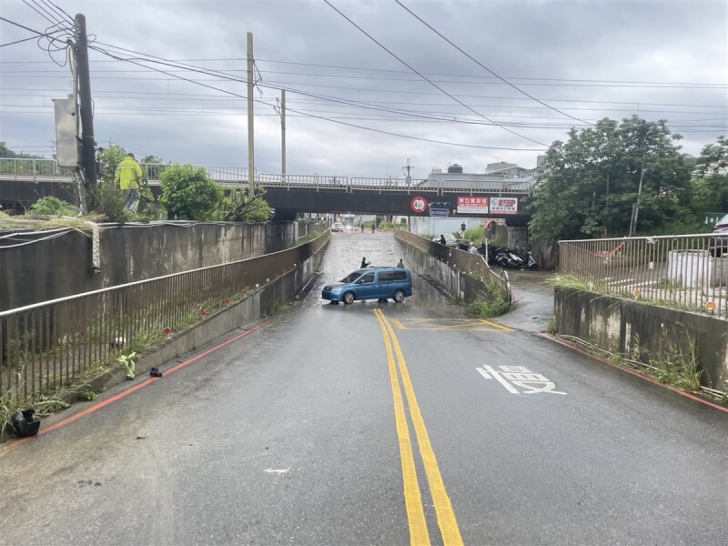 新竹市19日豪雨，造成多處地下道淹水，竹市府工務處及消防局人員出動抽水機緊急抽水，截至上午9時，全中興地下道、元培地下道（圖）已完成抽水，陸續恢復通車。（新竹市政府提供）中央社記者魯鋼駿傳真 112年5月19日