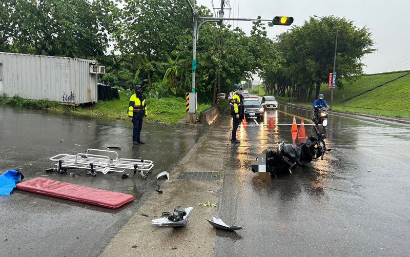 新北市消防局樹林消防分隊員19日出勤完畢返回隊部後，不料正要清理的擔架床被強風吹到馬路上，殃及機車騎士。（民眾提供）中央社記者黃旭昇新北市傳真  112年5月19日