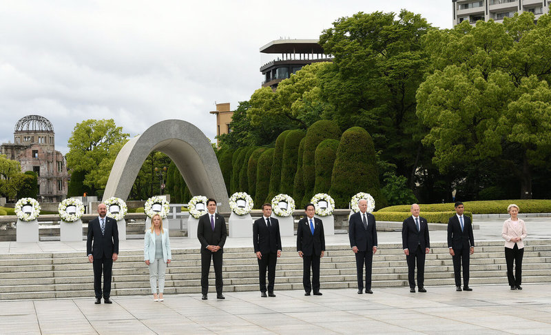 七大工業國集團（G7）領袖高峰19日在日本廣島登場。G7領袖上午參訪和平紀念資料館（原爆資料館），這是G7領袖首度齊訪此館，了解核武的恐怖。之後在此館附近的原爆罹難者慰靈碑前合照。（日本政府提供）中央社記者楊明珠廣島傳真 112年5月19日