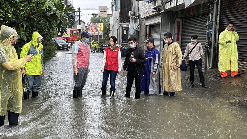 新竹市19日豪雨，造成多處地下道淹水，新竹市長高虹安（左4）一早前往淹水地區視察。（新竹市政府提供）中央社記者魯鋼駿傳真  112年5月19日