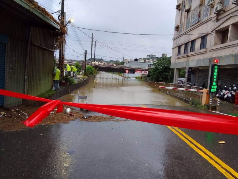 新竹地區19日凌晨起連續降雨，元培街地下道淹水。（圖取自facebook.com/SiangshanForward）