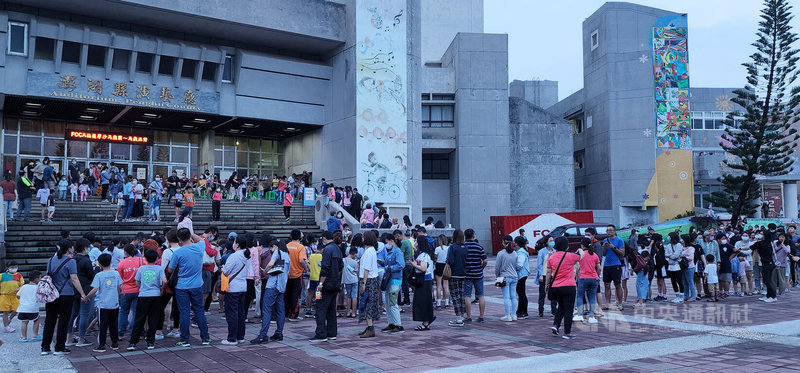 FOCA福爾摩沙馬戲團「馬戲派對」19日晚間跨海到澎湖，在澎湖縣演藝廳帶來精彩演出，進場前排隊人潮綿延。中央社  112年5月19日