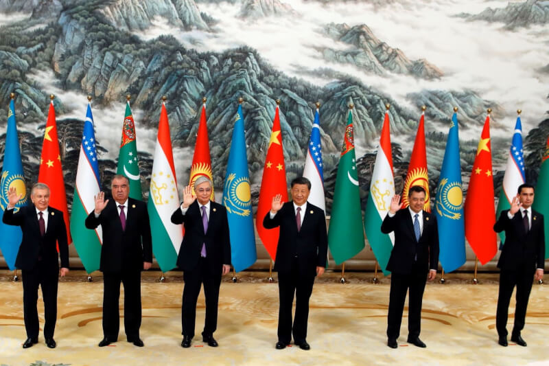 中國國家主席習近平（右3）19日主持中亞峰會時提出合作8點建議。（路透社）