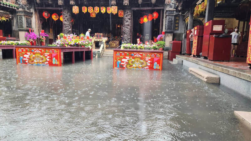 台灣中部地區19日午後降下大雷雨，彰化縣鹿港天后宮丹墀淹水情形嚴重，廟方趕緊出動馬達抽水。（民眾提供）中央社記者蕭博陽彰化縣傳真 112年5月19日