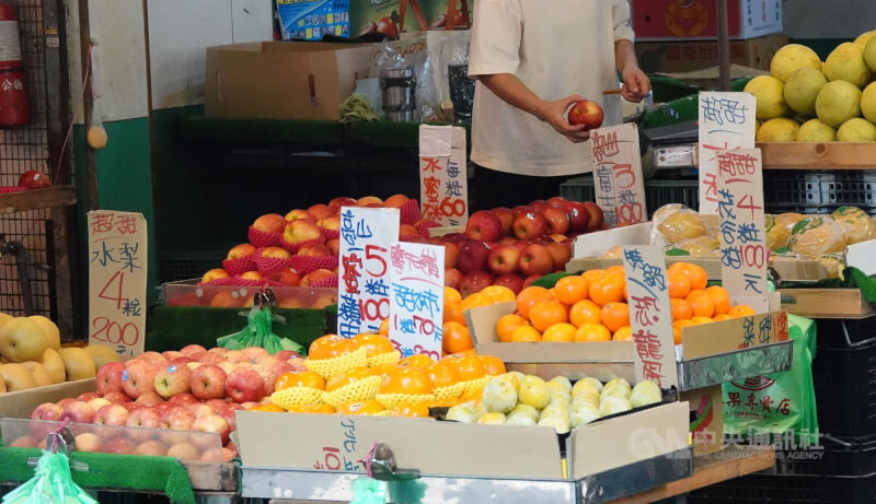 台美21世紀貿易倡議預計數週內簽署首批協定，台美未來將加速農產品通關。圖為台北虎林街傳統市場內水果攤商。（中央社檔案照片）