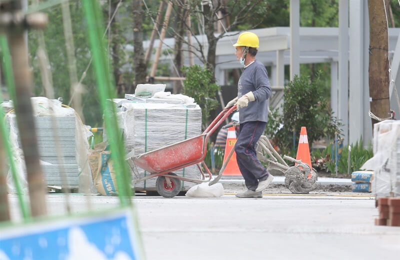 國發會主委龔明鑫示警，2030年台灣將面臨40萬人力缺口，政府已經積極因應。圖為台北市信義區勞工工作情形。（中央社檔案照片）