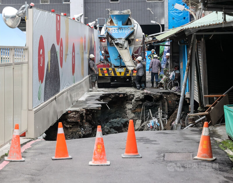 台北市信義區崇德街巷弄內13日發生地層下陷情形，在民宅前地面出現大坑洞。中央社記者鄭清元攝 112年5月13日