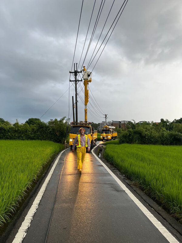 台電統計19日凌晨0時至4時，共發生587起落雷，其中桃園、新竹地區有多處因雷擊造成停電，在第一時間出動人力趕赴現場，總計共有近150名台電人員在深夜冒雨搶修，為民眾復電。（台電提供）中央社記者劉千綾傳真 112年5月19日