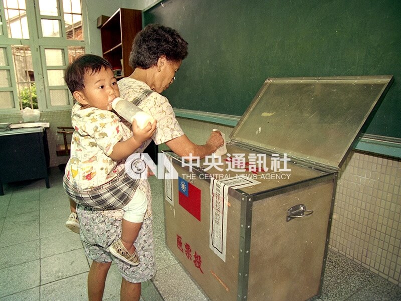 1994年5月22日，台北縣貢寮鄉舉行核四廠興建公投。（中央社檔案照片）