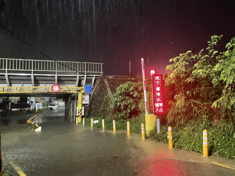 新竹地區19日凌晨起連續降雨，太原路鐵路地下道淹水。（圖取自新竹市議員曾資程臉書facebook.com）