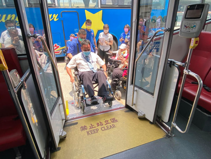 台中市交通局與身障社福團體、客運業者座談，傾聽身障者和公車駕駛心聲，公車駕駛坐上輪椅體驗身障者上下車，從實地操作增加更多同理心。（台中市政府提供）中央社記者趙麗妍傳真  112年5月20日