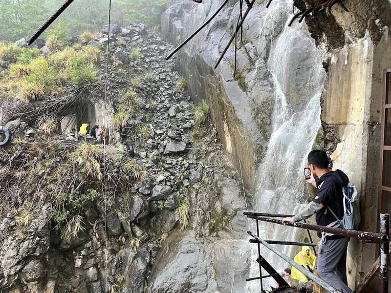 阿里山林鐵眠月線一處隧道崩塌處因19日下午降雨形成水瀑，20多名登山客受困，嘉義縣警方、阿里山消防分隊等立即派員前往救援。（警方提供）中央社記者黃國芳傳真  112年5月20日