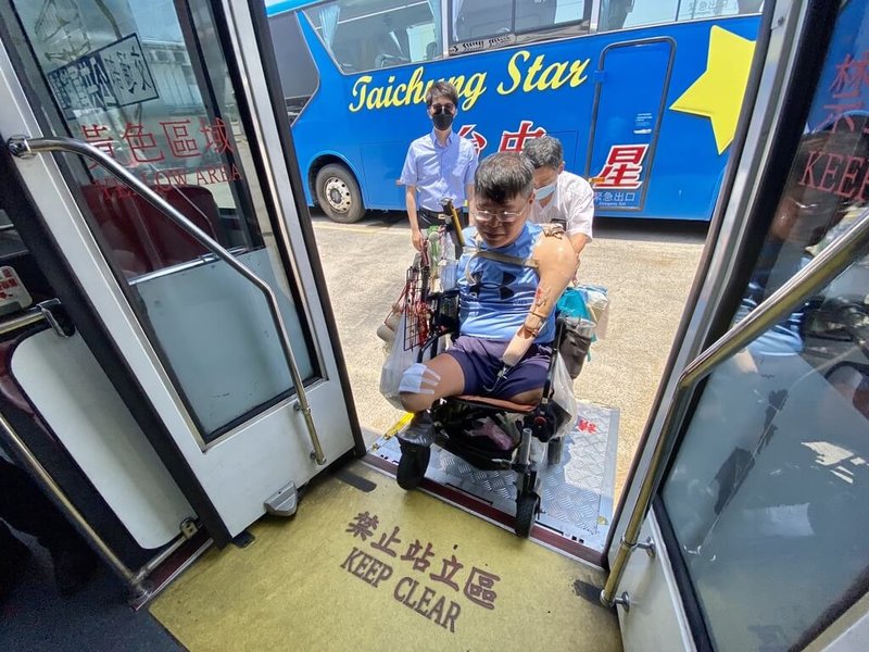 台中市公車總車輛數1558輛,低地板車輛數共計1291輛,建置升降設備的公車有52輛,公車無障礙設施比率達86.2%。(台中市政府提供)中央社記者趙麗妍傳真 112年5月20日