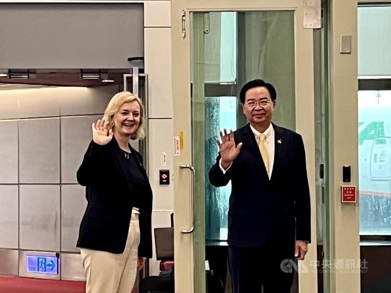 前英國首相特拉斯（Liz Truss）（左）結束訪台，20日上午自桃園國際機場搭機離台，外交部長吳釗燮（右）前往機場送行。中央社記者葉臻攝  112年5月20日