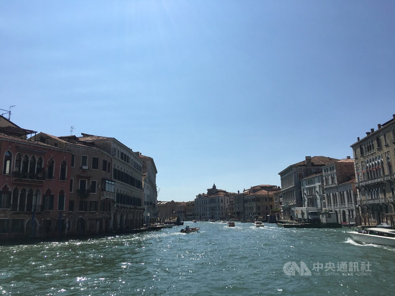 義大利威尼斯是世界著名水都，也是世界上唯一沒有汽車的城市，當地民眾若在本島購物只能靠步行。如今外送平台戶戶送（Deliveroo）進軍威尼斯，當地民眾多了一項購物新選擇。中央社記者陳攸瑋威尼斯攝 112年5月20日