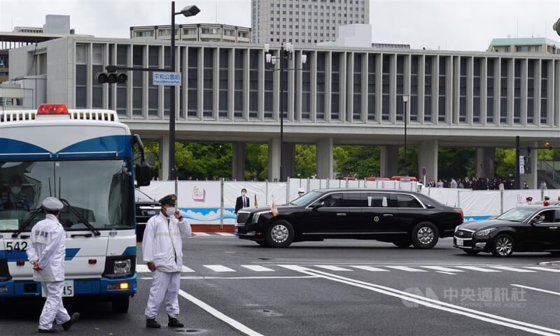 七大工業國集團（G7）廣島領袖高峰會19日登場，G7領袖的座車陸續駛進廣島和平紀念公園，並同訪館內呈現原爆資料文物的廣島和平紀念資料館。圖為美國總統拜登伉儷的座車。中央社記者楊明珠廣島攝 112年5月19日