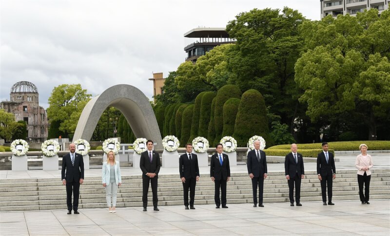 G7領袖19日參訪原爆資料館，在此館附近的原爆罹難者慰靈碑前合照。（日本政府提供）中央社記者楊明珠廣島傳真 112年5月19日