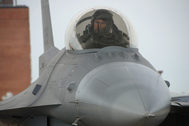 圖為F-16戰機駕駛艙。（圖取自維基共享資源，版權屬公有領域）