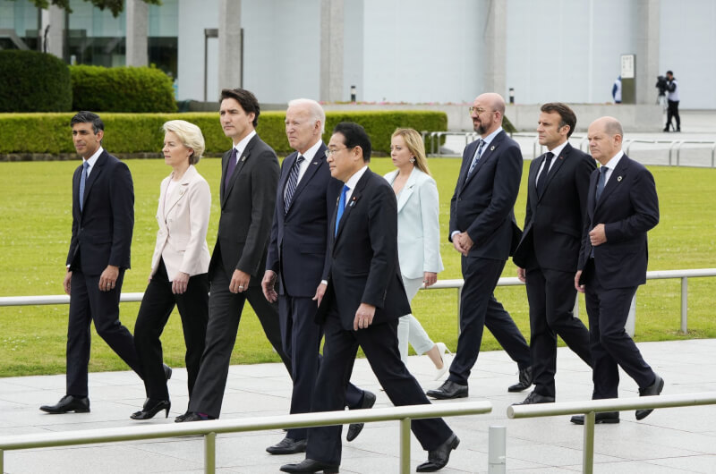 金融時報指出，成員俱屬世界最先進經濟體的G7將在聯合聲明對中國發出最強烈譴責，以應對北京升高軍事與經濟安全威脅。圖為G7領袖。（FRANCK ROBICHON/Pool via 路透社）
