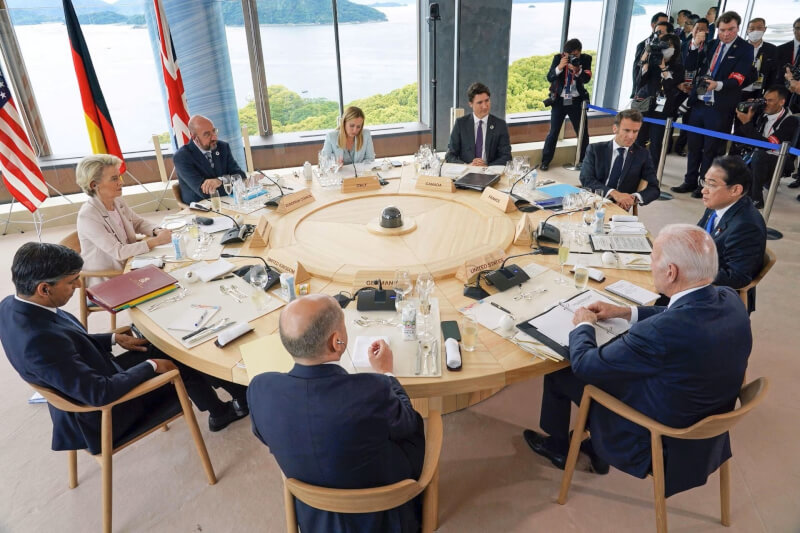 G7峰會21日閉幕，日本東京大學教授松田康博表示，從G7峰會聯合公報可看出台灣海峽和平穩定的重要性升格。圖為G7領袖們正進行午餐工作會議。（Mandatory credit Kyodo via 路透社）