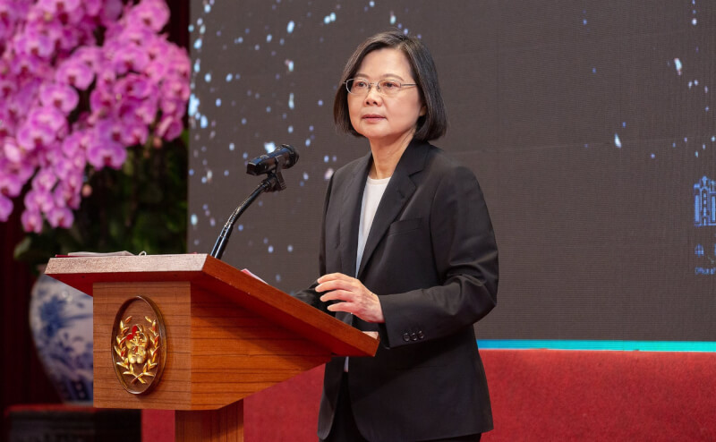 總統蔡英文20日上午在總統府召開「執政7年，重新定義台灣，讓世界重新看見台灣」記者會，她在會中發表談話，感謝全國民眾與執政團隊。（總統府提供）