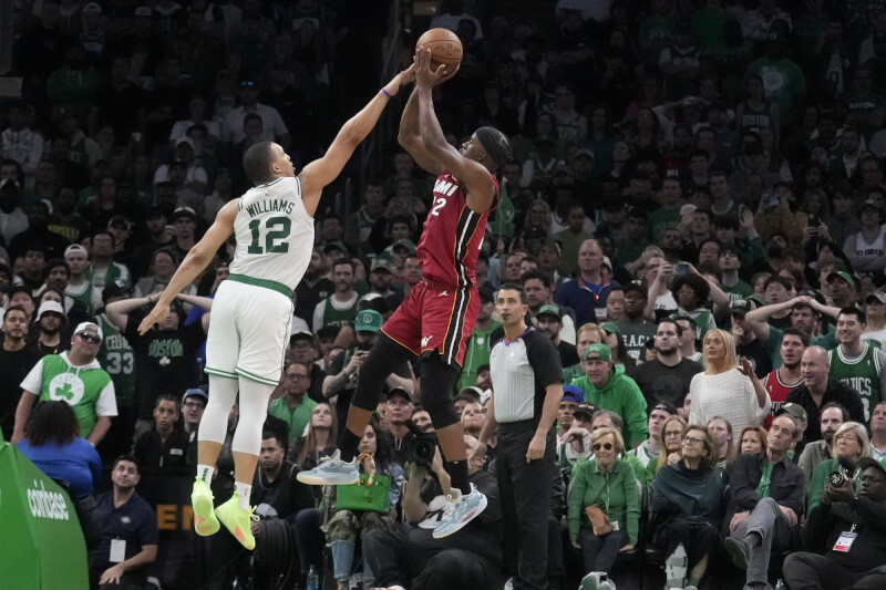 熱火19日擊敗塞爾蒂克，拿下NBA東區冠軍第2勝。巴特勒（持球者）第4節末挺身而出成為熱火得勝負關鍵。（美聯社）