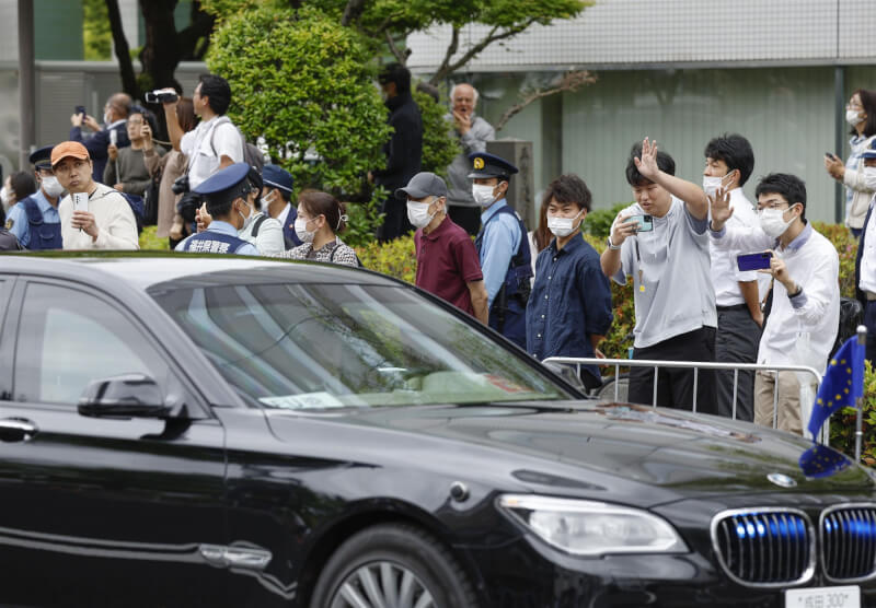 G7峰會19日在日本廣島開幕，民眾向車隊揮手。（共同社）