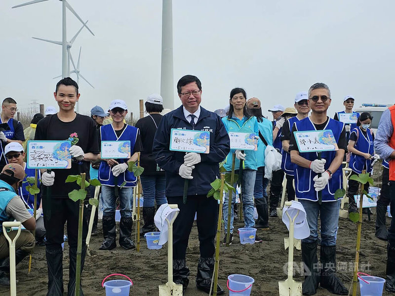 中華電信董事長郭水義（右）21日攜手羽球選手戴資穎（左）於桃園蘆竹海岸舉行系列植樹活動，與行政院副院長鄭文燦（中）等一起種下樹木，號召民眾投入永續。中央社記者江明晏攝  112年5月21日