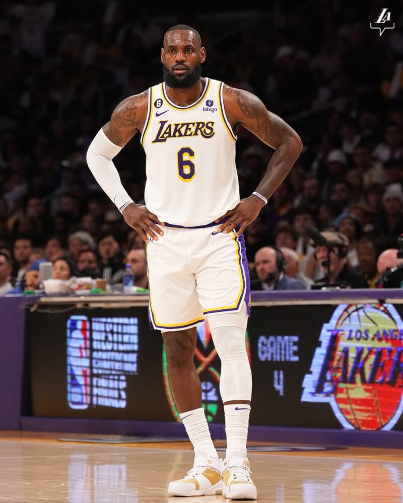 NBA洛杉磯湖人21日在西區冠軍賽苦吞3連敗面臨淘汰，詹姆斯雖攻下23分、送出12次助攻，但他在今年季後賽第4節投籃命中率僅35%。（圖取自twitter.com/Lakers）
