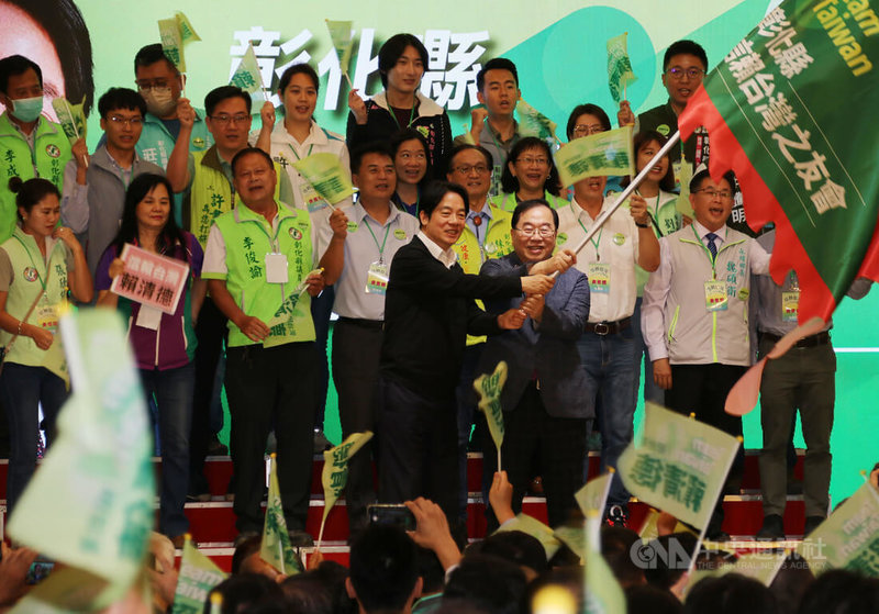 民進總統參選人賴清德（前左）21日出席彰化縣信賴台灣之友會成立大會並授旗，現場氣氛相當熱烈。中央社記者蕭博陽彰化縣攝  112年5月21日