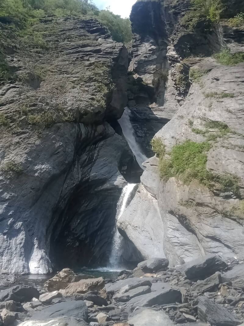 位於屏東縣霧台鄉的「飛龍瀑布」是近期不少溯溪、攀岩好手熱衷挑戰地點。（巴正義提供）
