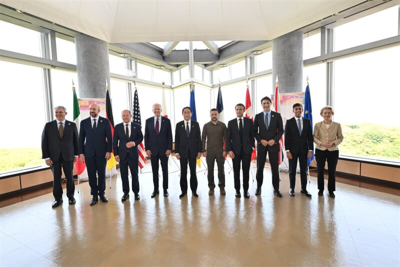 前往日本廣島出席G7峰會的烏克蘭總統澤倫斯基（右5）與各國領袖合影。（日本外務省提供）中央社記者楊明珠廣島傳真 112年5月21日