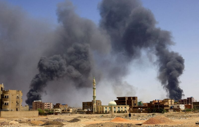 圖為1日蘇丹喀土穆北部遭轟炸，竄起濃濃黑煙。（路透社）