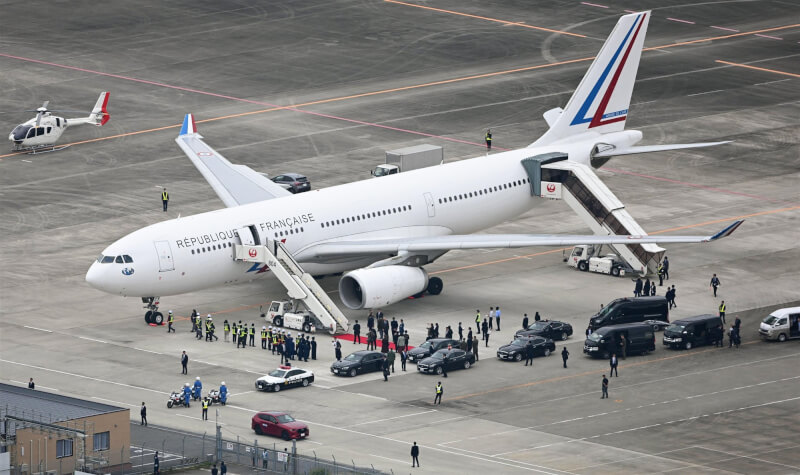 烏克蘭總統澤倫斯基20日搭法國政府專機抵達廣島機場，以參加七大工業國集團（G7）峰會。（共同社）