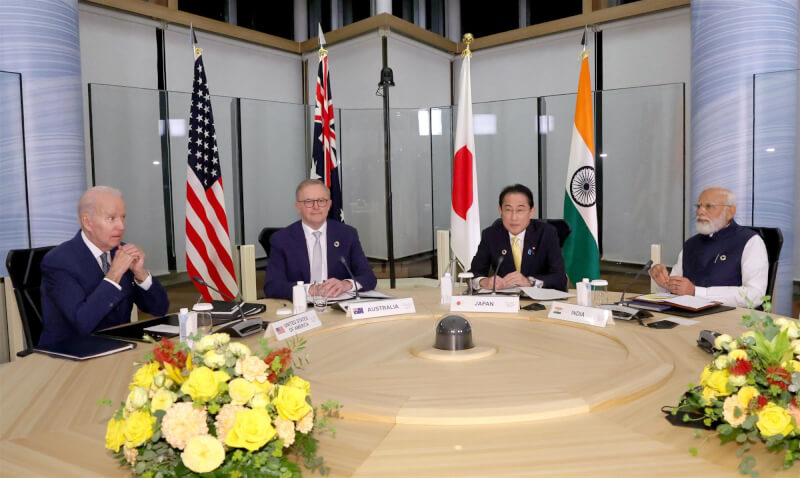 「四方安全對話」成員國美國、日本、印度和澳洲領袖20日在日本廣島七大工業國集團峰會舉行場邊會談。（共同社）