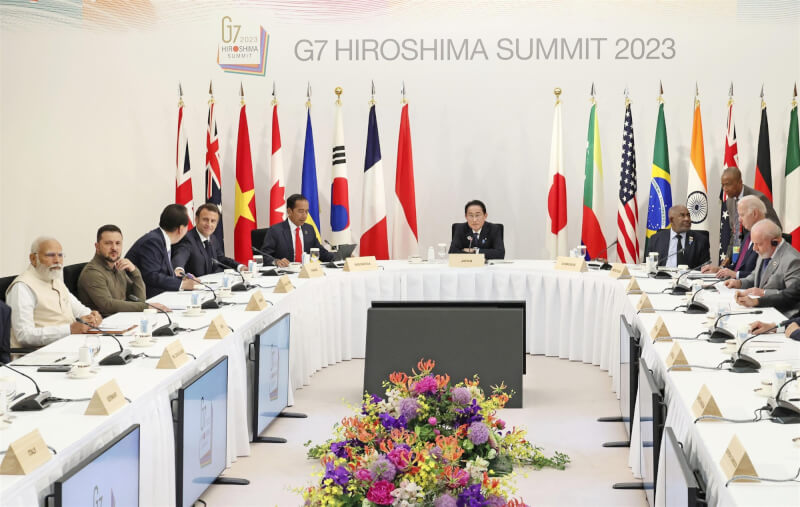 G7領袖高峰會在日本舉行，烏克蘭總統澤倫斯基（左2）抵達廣島參與。（共同社）