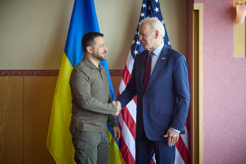 美國總統拜登（右）21日在日本廣島G7峰會期間，會見烏克蘭總統澤倫斯基。（圖取自facebook.com/zelenskiy.official）