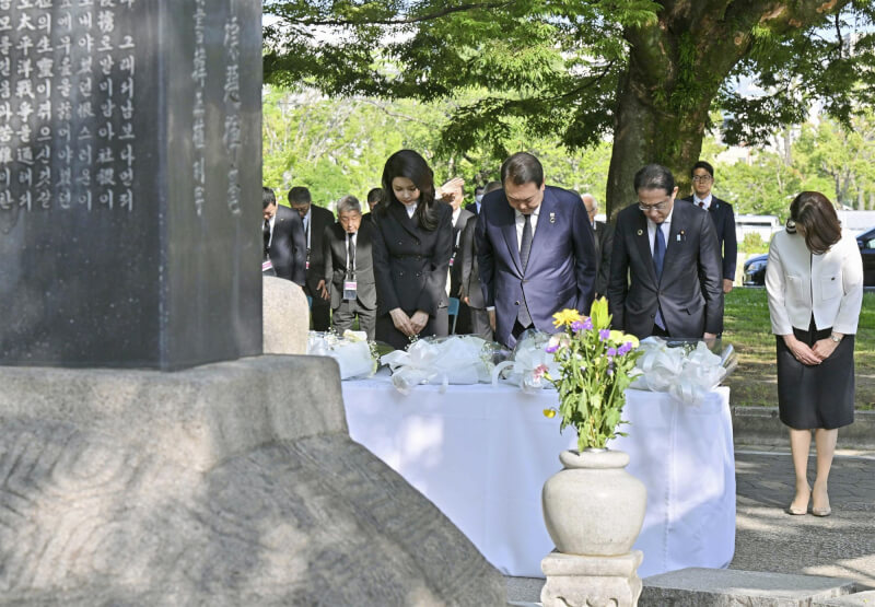 韓國總統尹錫悅（前左2）21日與日本首相岸田文雄（前左3）一起到廣島和平紀念公園的「韓國人原爆犧牲者慰靈碑」參拜。（共同社）